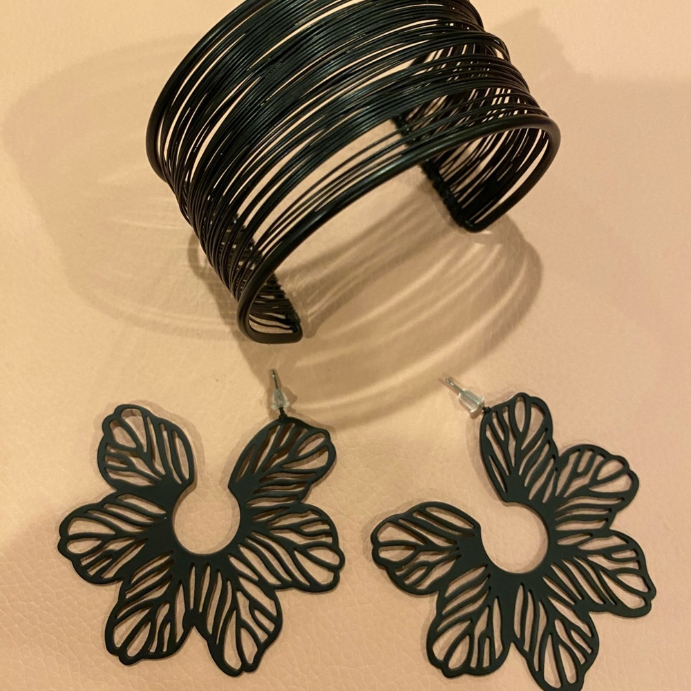 Elegant Black Wire Bracelet and Floral Earrings Set